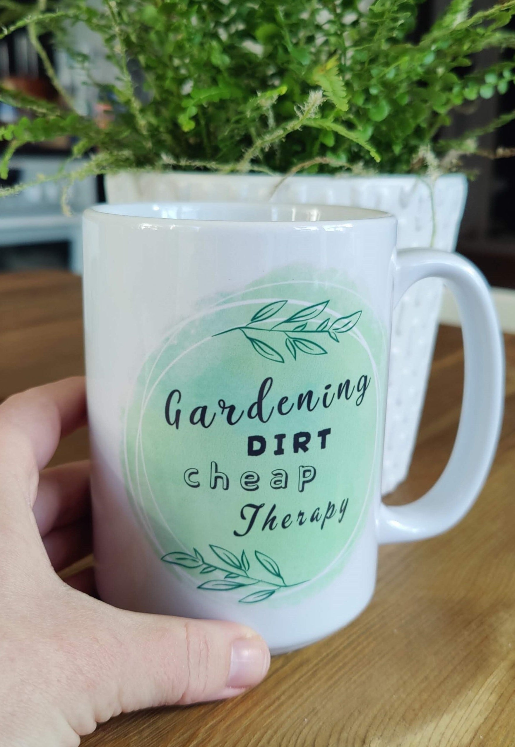 Gardening dirt cheap therapy tekstillä varustettu valkoinen muki